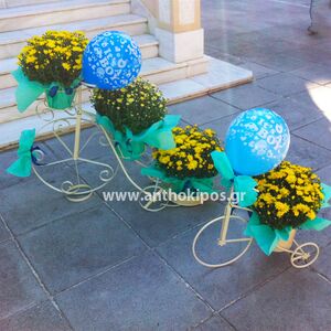 Βάπτιση για Αγόρι με ποδήλατα, κορδέλες, μπαλόνια και φυτά χρυσάνθεμα