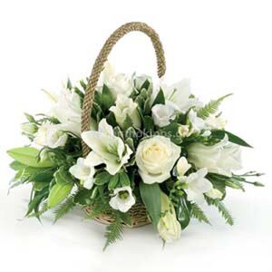 Λουλούδια σε καλάθι σε λευκή απόχρωση για κηδεία