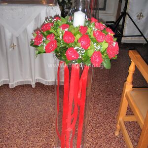 Εσωτερικός Στολισμός Γάμου με σύνθεση με κόκκινα τριαντάφυλλα και κερί