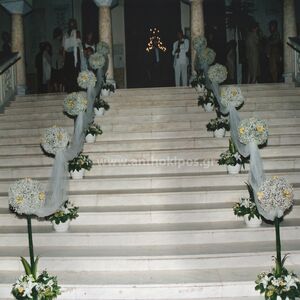 Εξωτερικός Στολισμός Γάμου με φανταστικά δεντράκια από υπέροχα λουλούδια, ενωμένα με τούλι