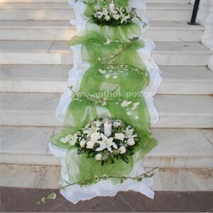 Εξωτερικός Στολισμός Γάμου με συνθέσεις λουλουδιών, υφάσματα και κισσούς