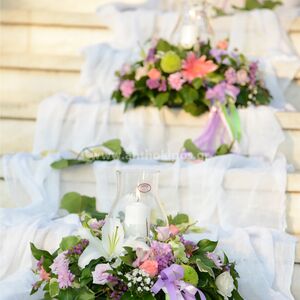 Εξωτερικός Στολισμός Γάμου με πολύχρωμες συνθέσεις λουλουδιών μαζί με κερί