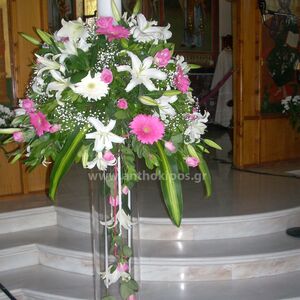 Λαμπάδες Γάμου φαντασμαγορικές με λευκά και φούξια λουλούδια