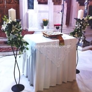 Λαμπάδες Γάμου με λευκά λουλούδια σε σιδερένια βάση