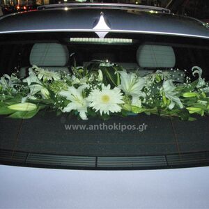 Στολισμός Αυτοκινήτου Γάμου με μακρόστενη εσωτερική σύνθεση με λευκά λουλούδια
