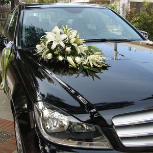 Στολισμός Αυτοκινήτου Γάμου με υπέροχη σύνθεση σε λευκές αποχρώσεις