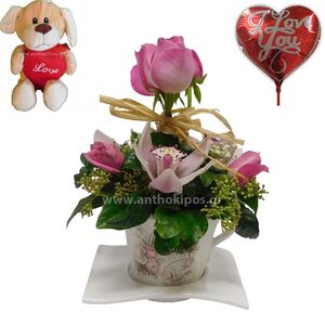 Σύνθεση με λουλούδια σε μεγάλη κούπα, λούτρινο αρκουδάκι LOVE και μπαλονάκι καρδιά.
