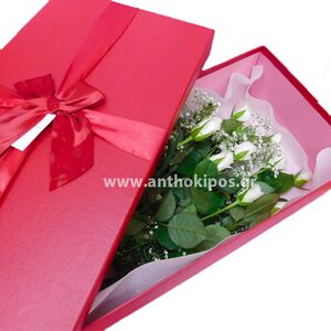 Τριαντάφυλλα λευκά σε κόκκινο κουτί