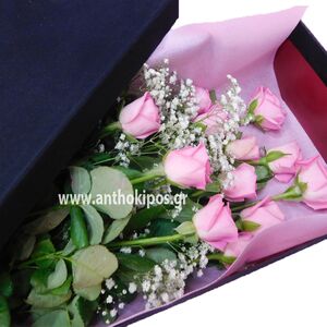 Τριαντάφυλλα ροζ σε μαύρο κουτί