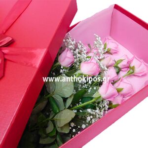 Τριαντάφυλλα ροζ σε κόκκινο κουτί