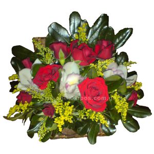 Ανθοσύνθεση σε μπαουλάκι με κόκκινα τριαντάφυλλα και άσπρες ορχιδέες(σιμπίτιουμ)