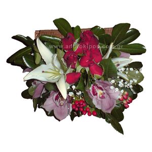 Ανθοσύνθεση σε μπαουλάκι με τριαντάφυλλα, ορχιδέες, οριεντάλ και ιπέρικουμ