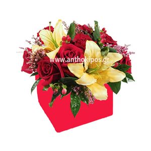 Χαρούμενη σύνθεση λουλουδιών σε κόκκινο τετράγωνο κουτί