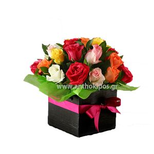 Πολύχρωμα τριαντάφυλλα σε μαύρο τετράγωνο κουτί