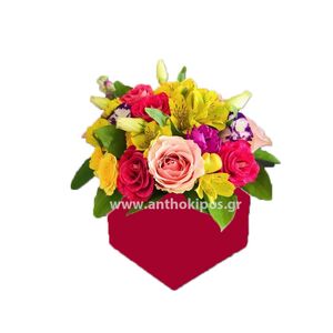 Πολύχρωμη σύνθεση λουλουδιών σε κόκκινο τετράγωνο κουτί