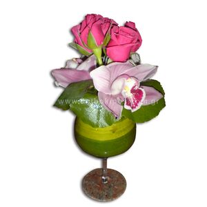 Τριαντάφυλλα και ορχιδέες (σιμπίτιουμ) σε γυαλί