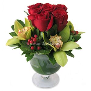 Τριαντάφυλλα και ορχιδέες (σιμπίτιουμ) σε γυάλινο βάζο