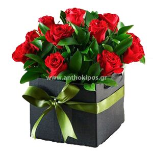 Τριαντάφυλλα κόκκινα σε μαύρο τετράγωνο κουτί